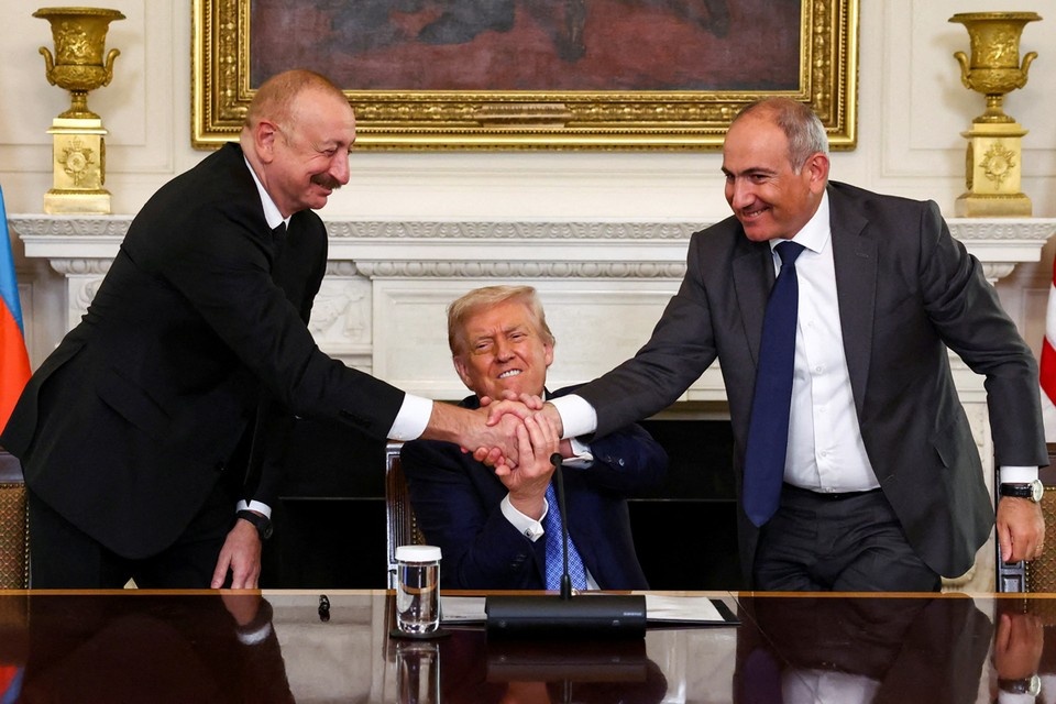 Журналисты, присутствовавшие на этой церемонии в Белом доме, проигнорировали главную тему мероприятия и задали Трампу кучу вопросов про встречу с Путиным Фото: REUTERS