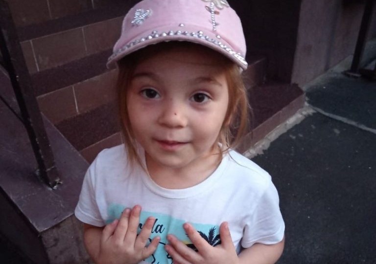 Полиция ищет родителей девочки, которую нашли на улице Поляничко