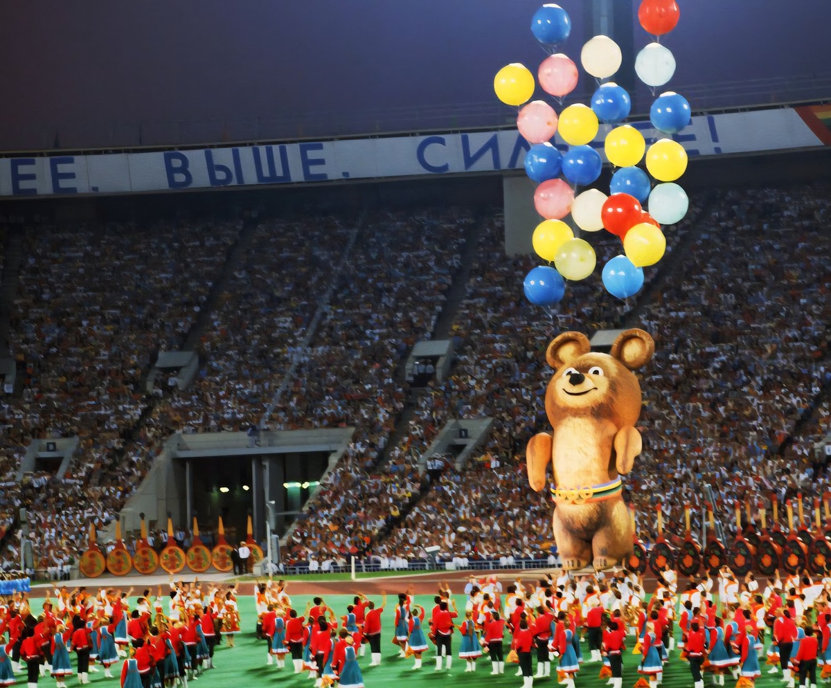 Мишка олимпийский, добрый…