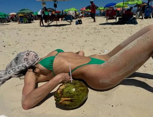    Ирина Шейк на пляже. Фото: соцсети