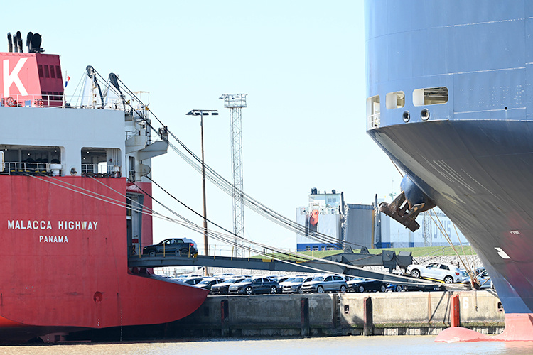    «Американский рынок — богатейший на сегодняшний день, от него всем трудно отказаться. И ради того чтобы его сохранить, экспортеры готовы пожертвовать частью своей прибыли».   
Фото: © Lars Penning / dpa / www.globallookpress.com