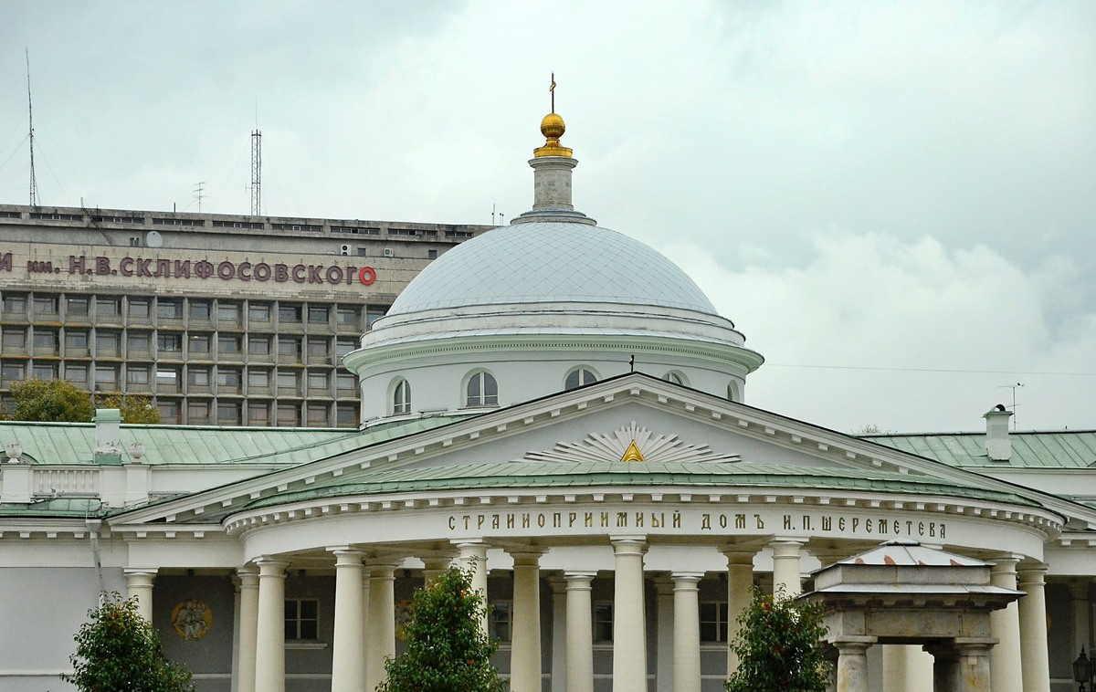 Главный фасад  НИИ "Скорой помощи им. Н.В. Склифосовского. Фото из открытого источника