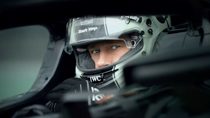 Кадр фильма F1 2025 года, режиссер Джозеф Косински, в гл роли Брэд Питт. Источник: google/картинки.