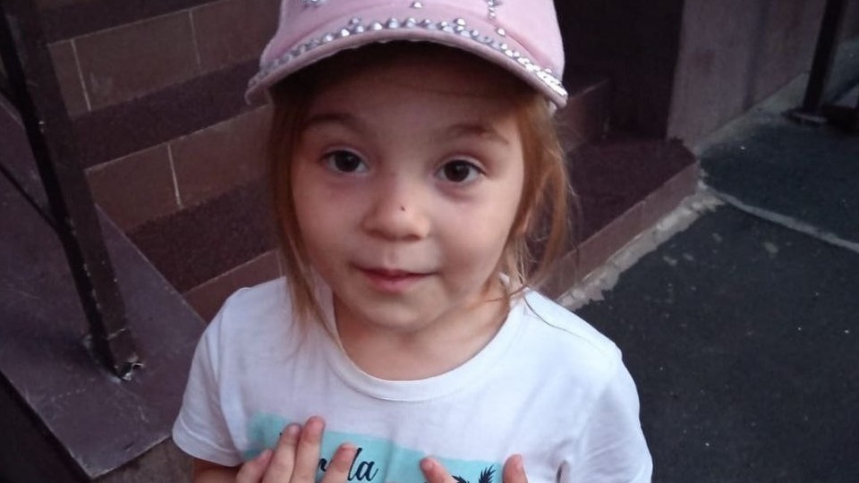 Девочка была вся мокрая, плакала и не давала к себе притронуться: в Оренбурге женщина бросила ребенка поздно вечером на улице и пропала