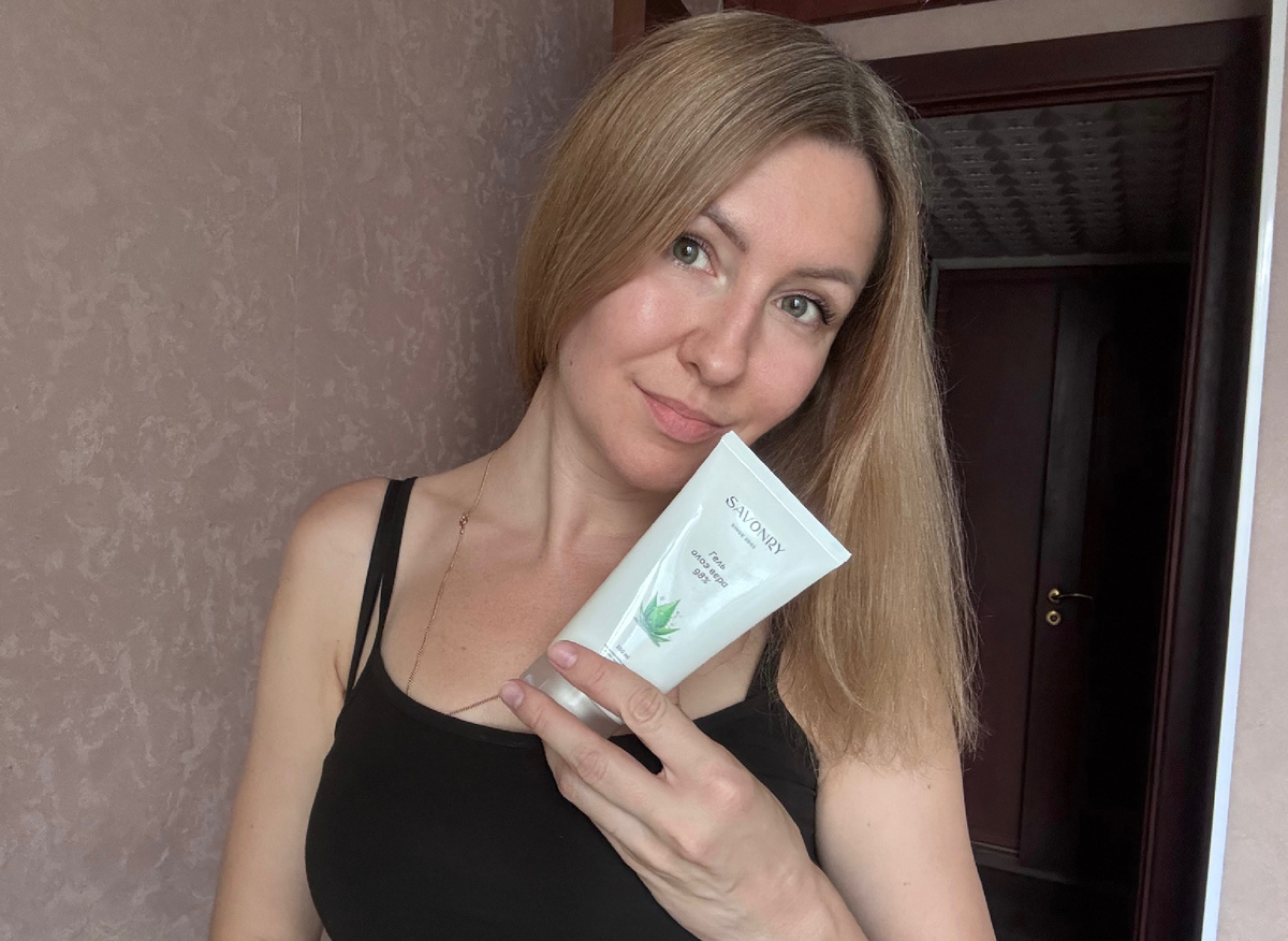 На фото автор данного блога и герой сегодняшней статьи - собственной персоной крем Savonry Алоэ Вера 98%