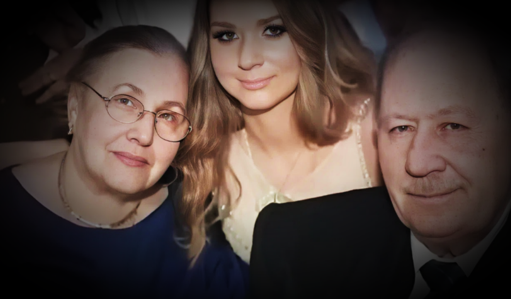 Фотография Екатерины(в центре) с бабушкой и дедушкой