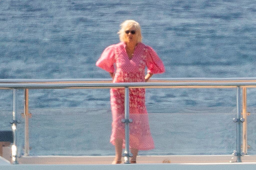 Королева Камилла на суперяхте стоимостью £30 миллионов. Источник фото: Daily Mirror