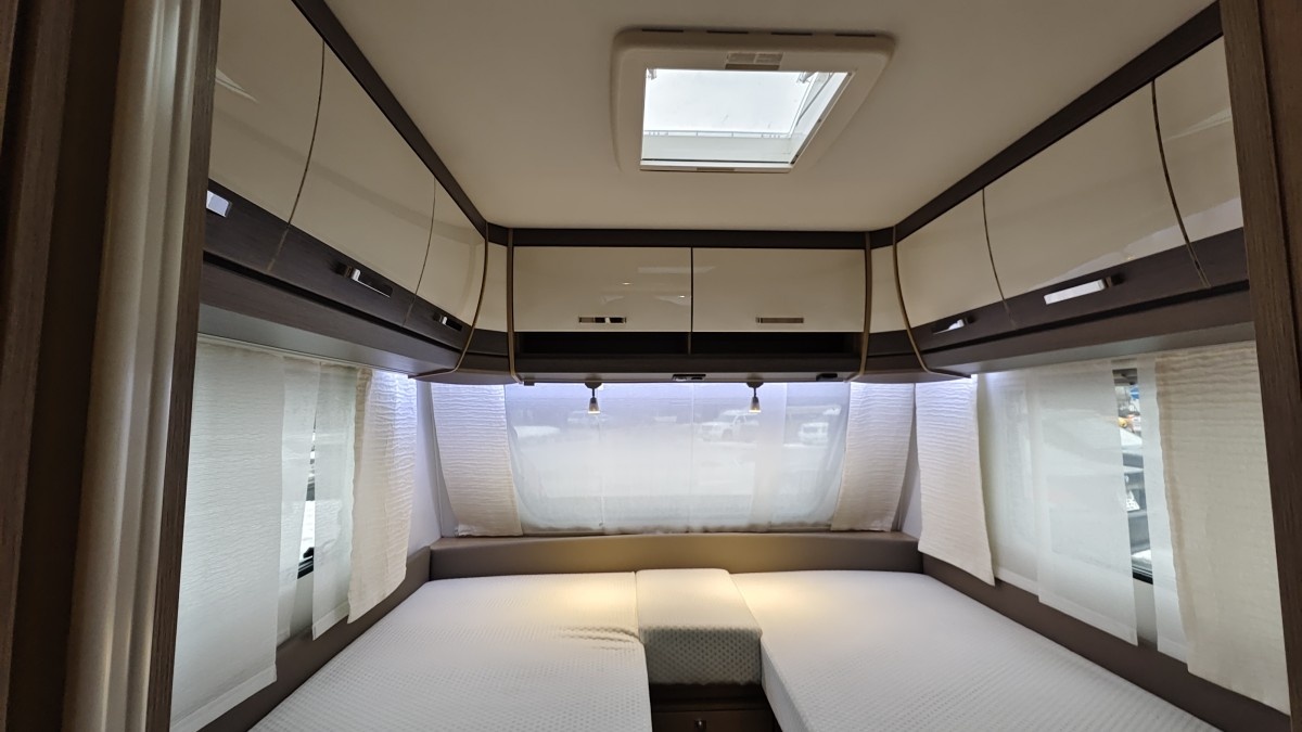 Cпальня с двумя кроватями и шкафчиками, Яхты на колёсах