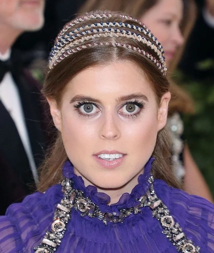 Принцесса Беатрис Йоркская (1988 г.р) - находиттся на девятом месте в порядке Британского Престолонаследия.