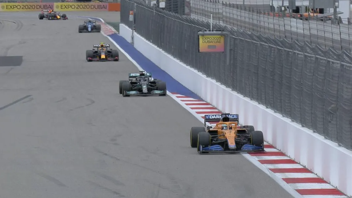 Переход «Формулы-1» на аэродинамику с эффектом земли в 2022 году был вызван трудностями с обгоном и близким преследованием, с которыми сталкивалось предыдущее поколение болидов.
