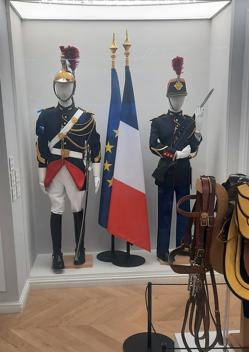 Фото из музея. Слева, в каске и с конским хвостом на ней - костюм республиканской гвардии