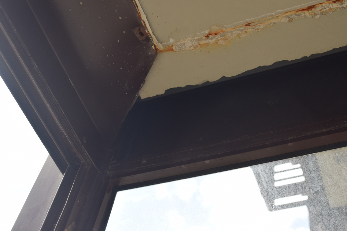 Вот так выглядел балконный профиль под декоративной панелью - огромное пустое пространство.