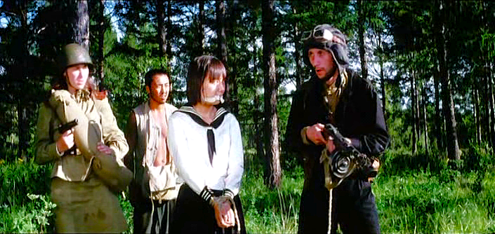 Кадры из фильма «Багряный закат» (2001 год; производство – Китайская Народная Республика. Режиссёр и автор сценария – Фэн Сяонин)