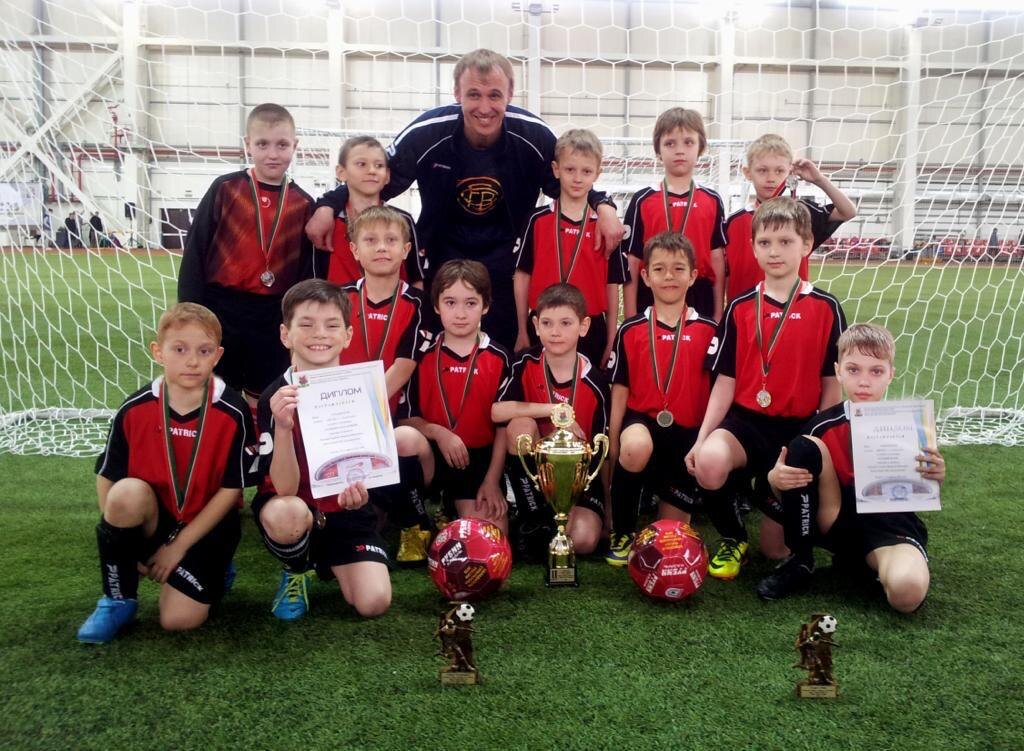 Самая большая радость любого тренера - достижения его воспитанников. Будущий защитник «Рубина» Илья Рожков справа в нижнем ряду.