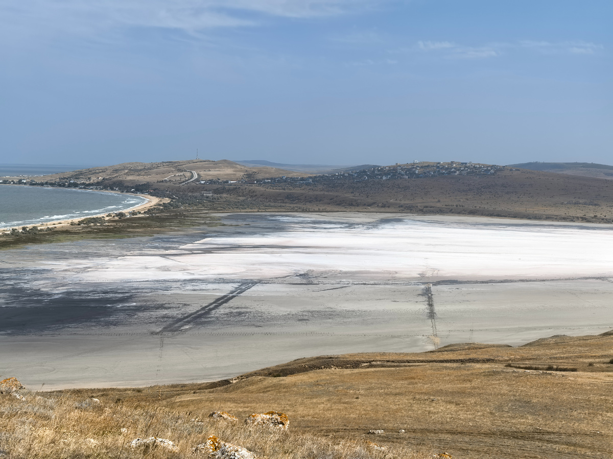 Озеро Чокрак, не целиком, при приближении можно заметить розовый оттенок