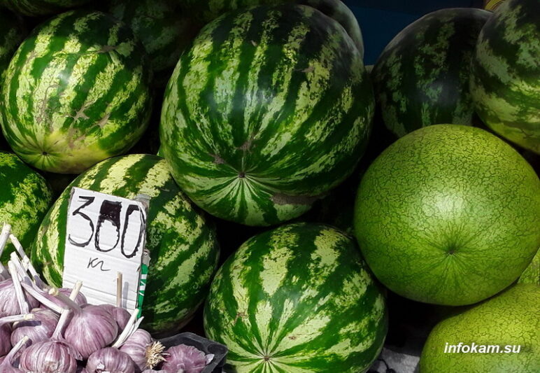    Арбузы на рынке в Камышине