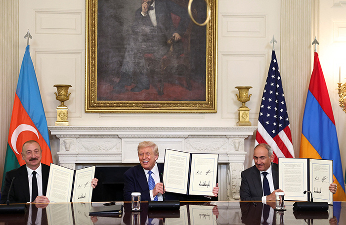   Президент США Дональд Трамп, президент Азербайджана Ильхам Алиев и премьер-министр Армении Никол Пашинян во время трехсторонней церемонии подписания декларации в Белом доме в Вашингтоне.REUTERS/Kevin Lamarque