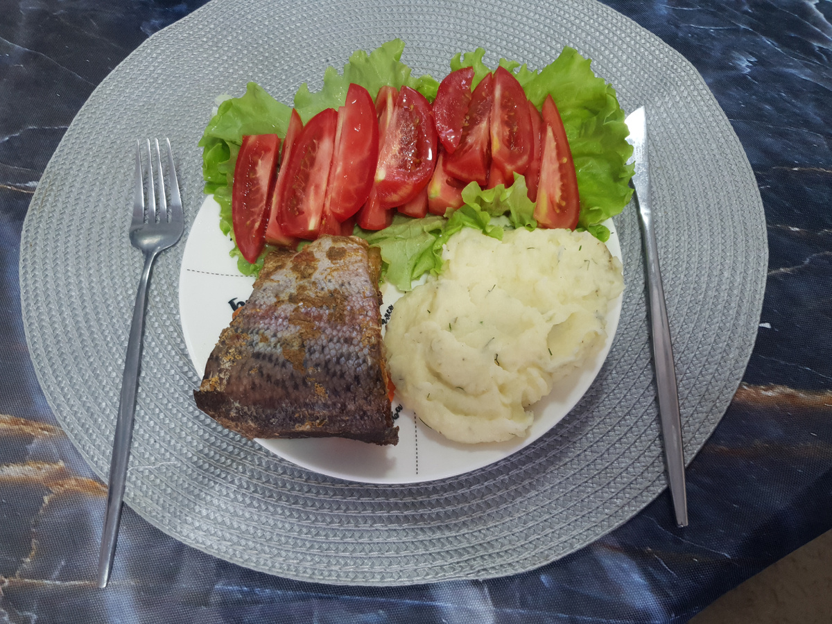 Пюре картофельное (с молоком и маслом), форель запечённая без жира, овощи - 491 ккал