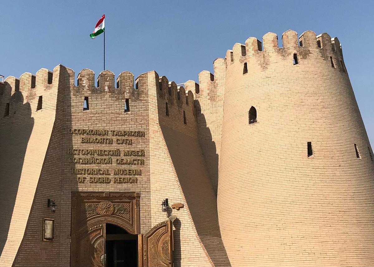 В юго-восточной части крепости вход в исторический музей Согдийской области