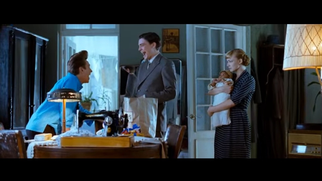 Прижукнувший Мэлс, сама на себя не похожая Полина, спивающаяся за 101м км Бетси, арестованный Боб... А Фред все так же красив, успешен, элегантен, прекрасен, добр и щедр. Он полон достоинства и доброжелательности. Он привёз шикарные подарки. Судя по всему, у Фреда тоже родился бэбик. Он внёс свет в этот дом, как все обрадовались, даже Полина стала прежней! Человек - праздник! Ах, как мне близок и понятен этот тип людей! Как я люблю их...