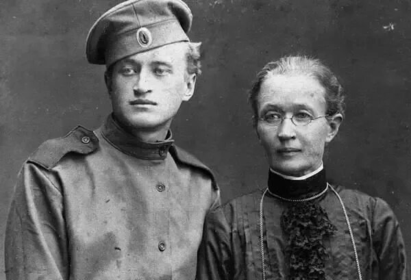 Борис Трухачёв с матерью.