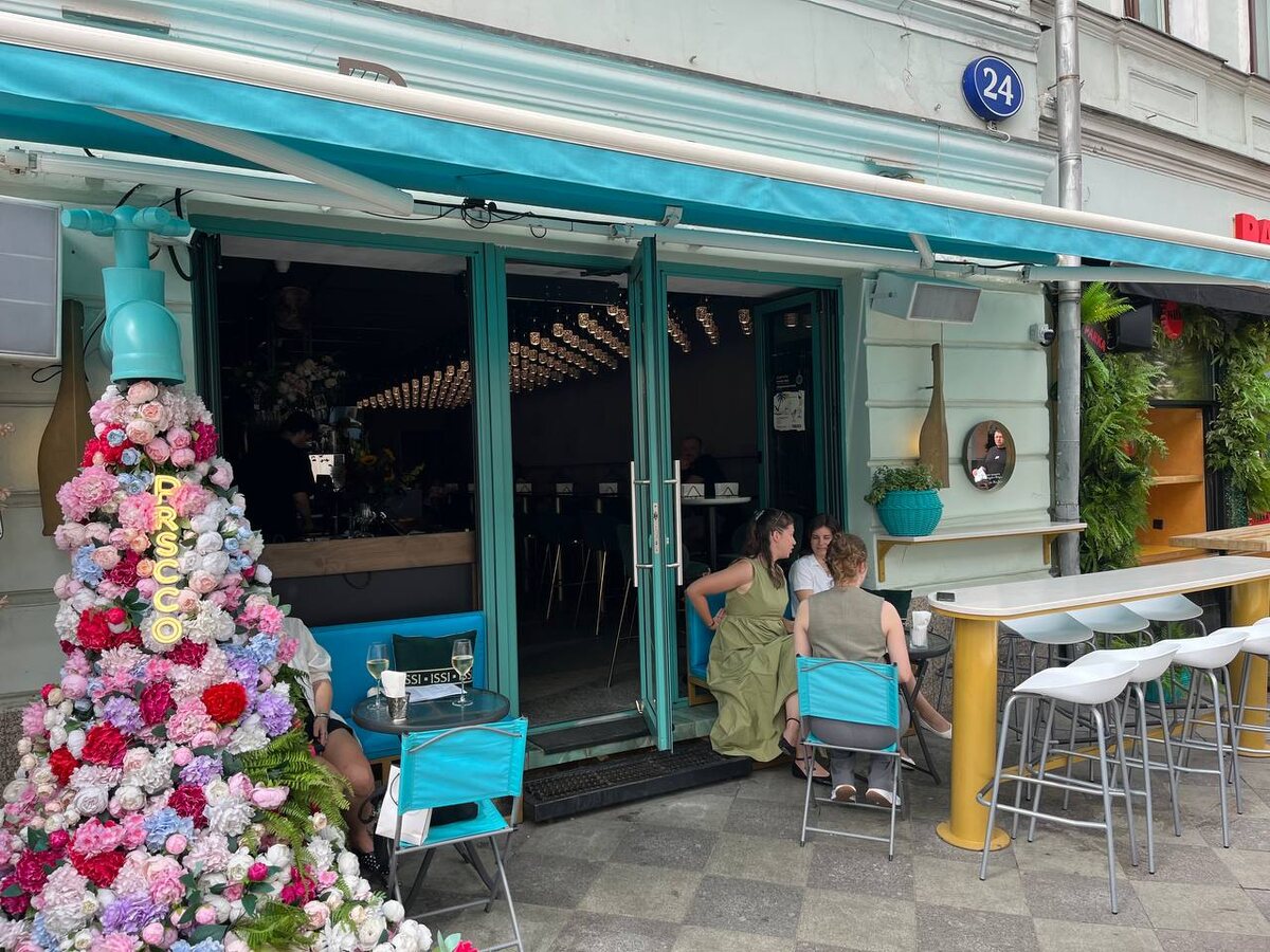 вид на маленькую веранду - наш столик спрятался за цветочной елкой