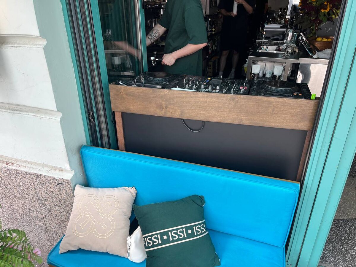 пульт ди-джея прямо за нами