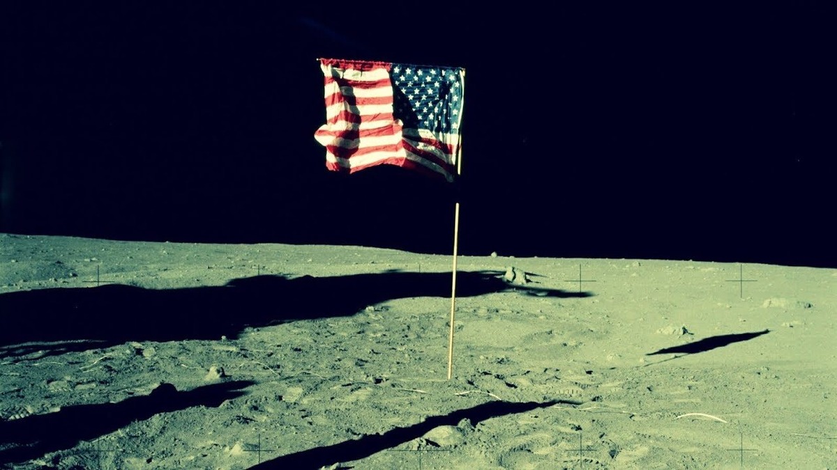 Изображение американского флага на луне.