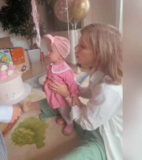    Лиза Арзамасова с дочерью. Фото: скрин