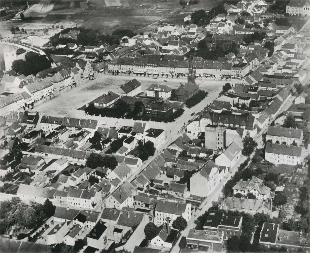 Уездный город Гольдап с рыночной площадью с высоты птичьего полета.