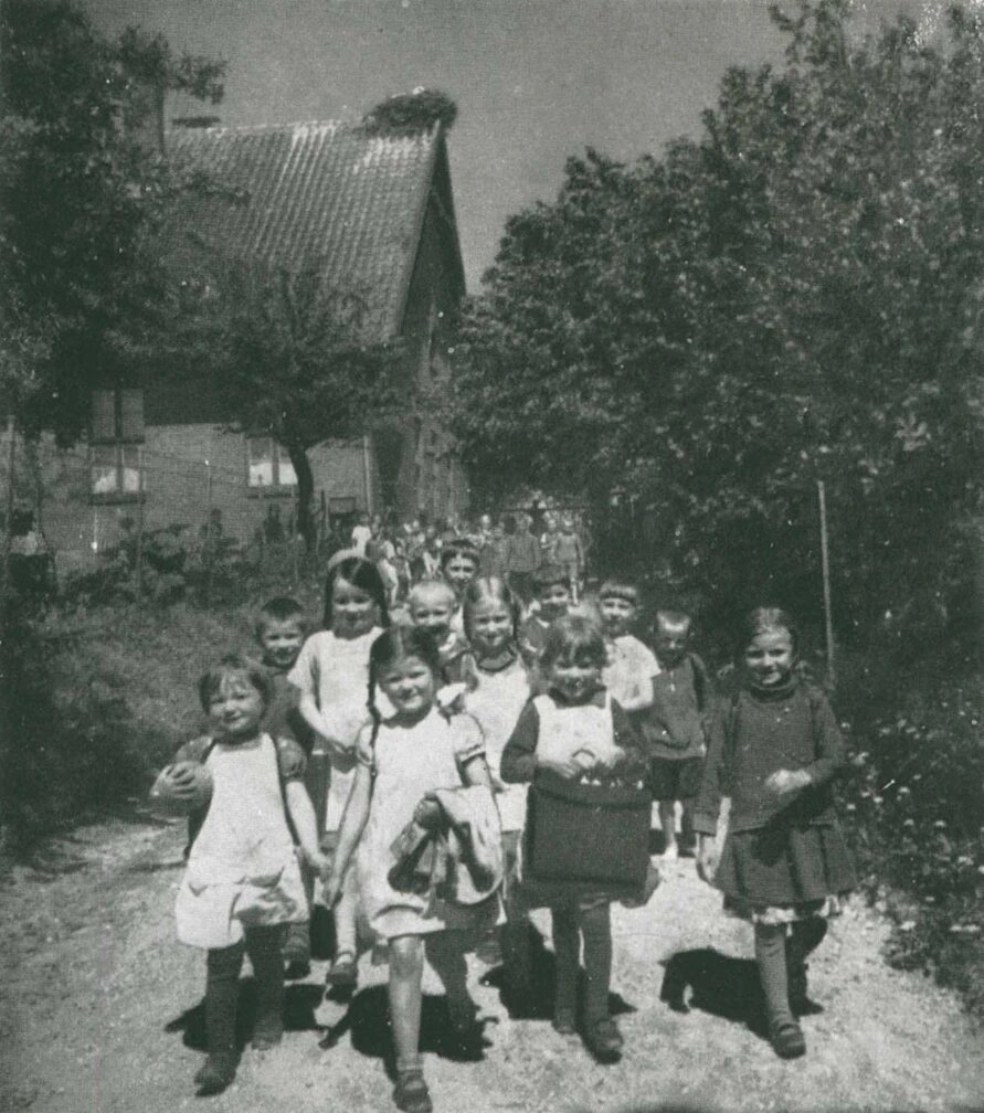 Дети по дороге домой из школы в местечке Гросс-Блудшен в Гольдапском районе.