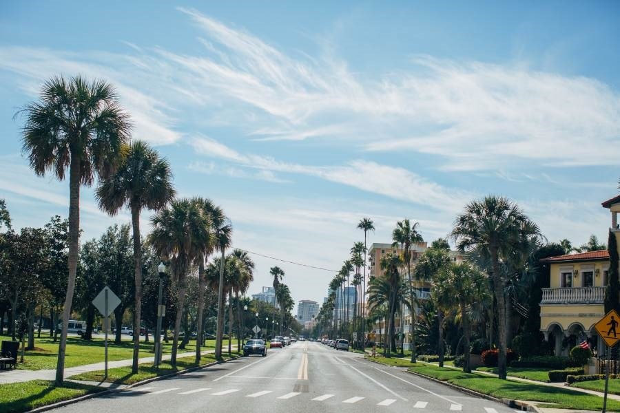 Сент-Пи́терсберг