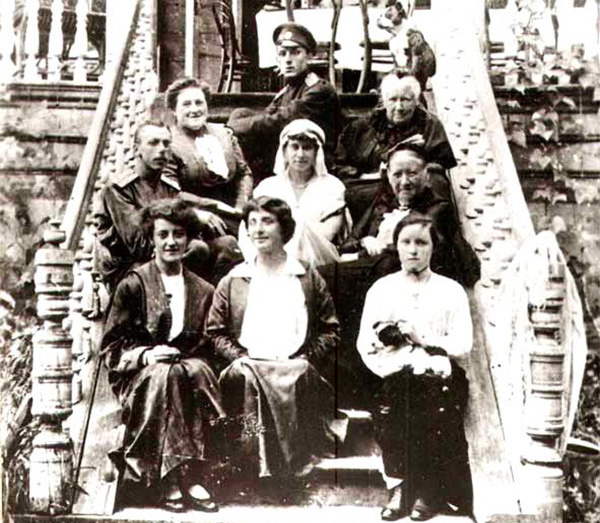 Усадьба Слепнево, группа на лестнице, ведущей на террасу, 1915 год. Николай Сверчков – крайний слева во втором ряду. Источник: https://gumilev.ru/biography/204/