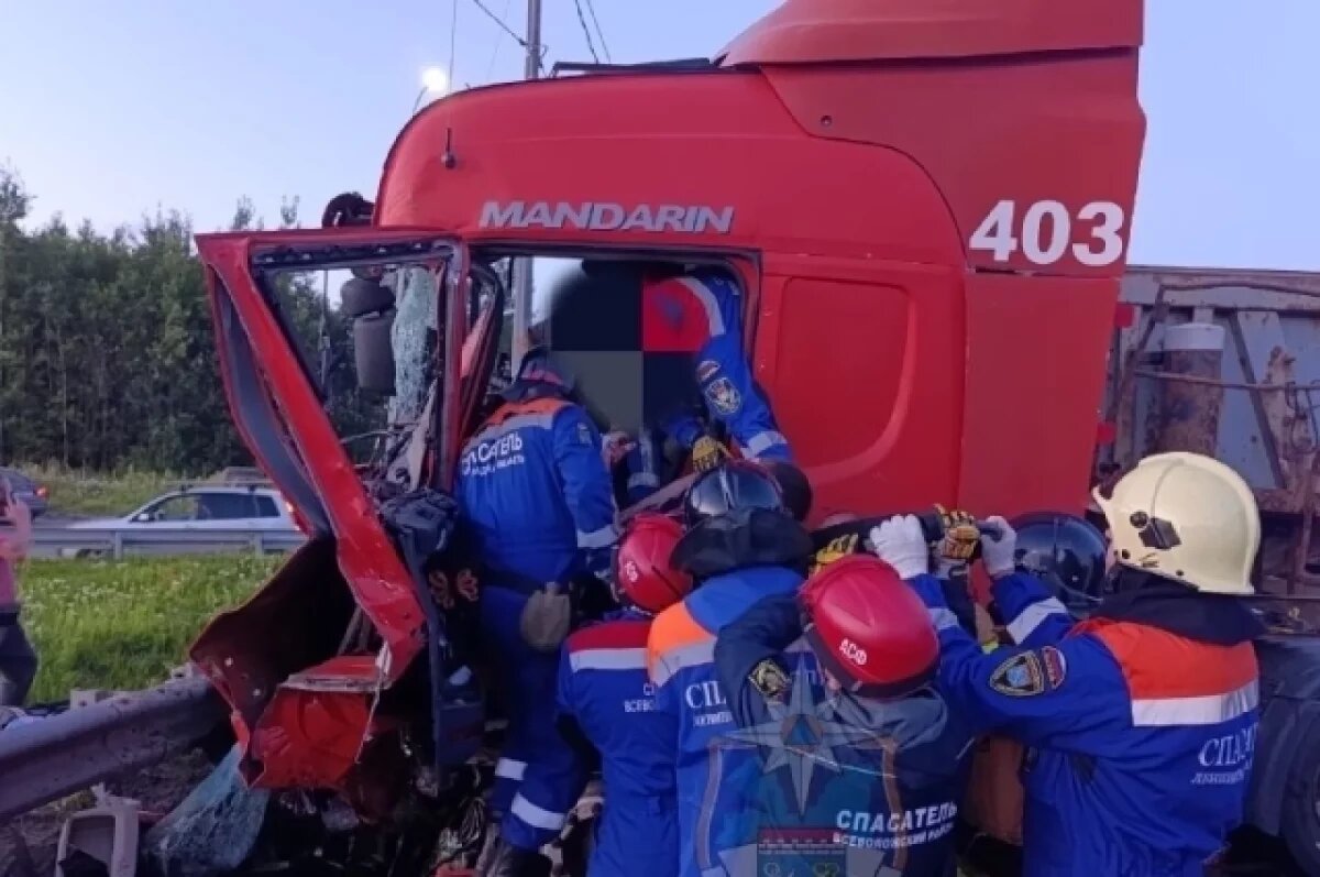    Автобус и грузовой автомобиль попали в ДТП на Мурманском шоссе в Ленобласти