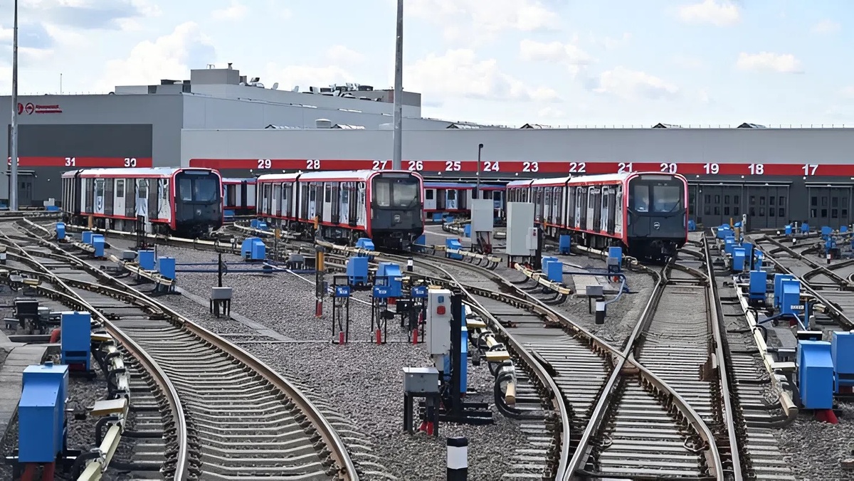 📷 1.1: Поезда «Москва-2024» на парковых путях «Столбово» перед отстойно-ремонтным корпусом