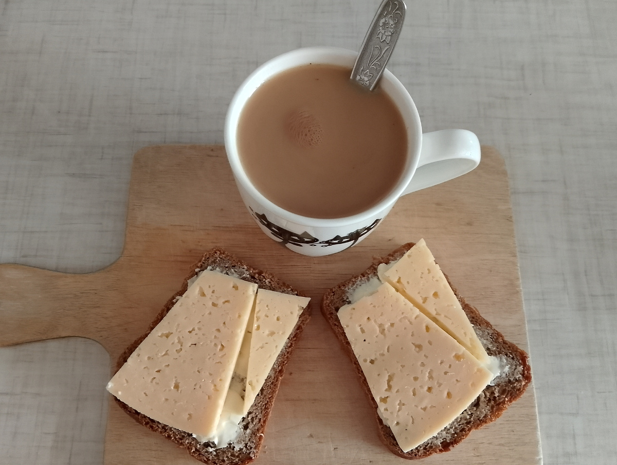 Традиционный кофе с бутербродами, каша осталась за кадром. Фото автора