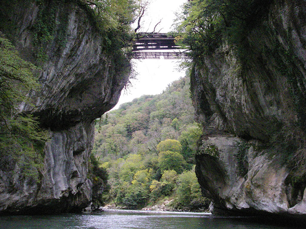 Абхазия. Багадские скалы. Чёртов мост.