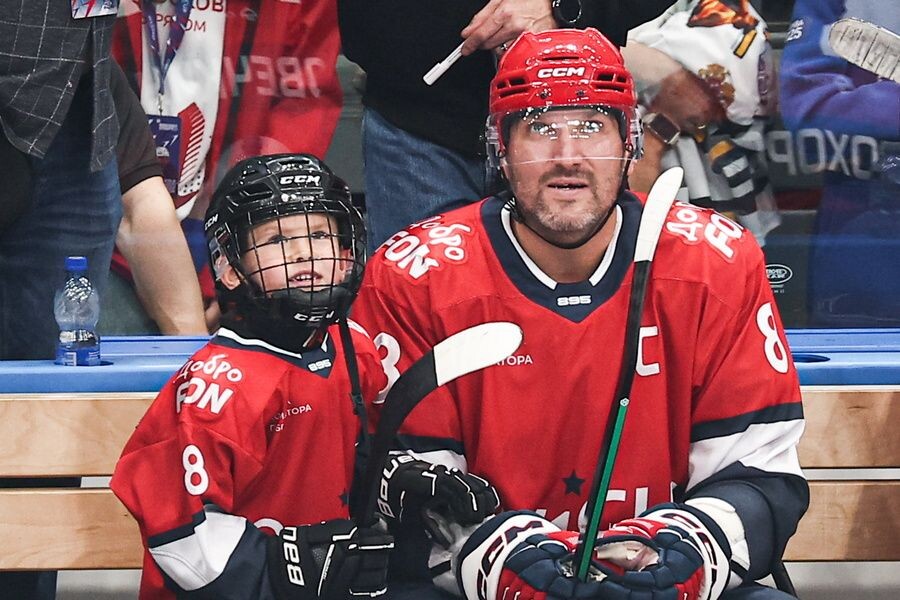    Хоккеист Александр Овечкин и его сын Сергей / Источник: © Михаил Терещенко/ТАСС