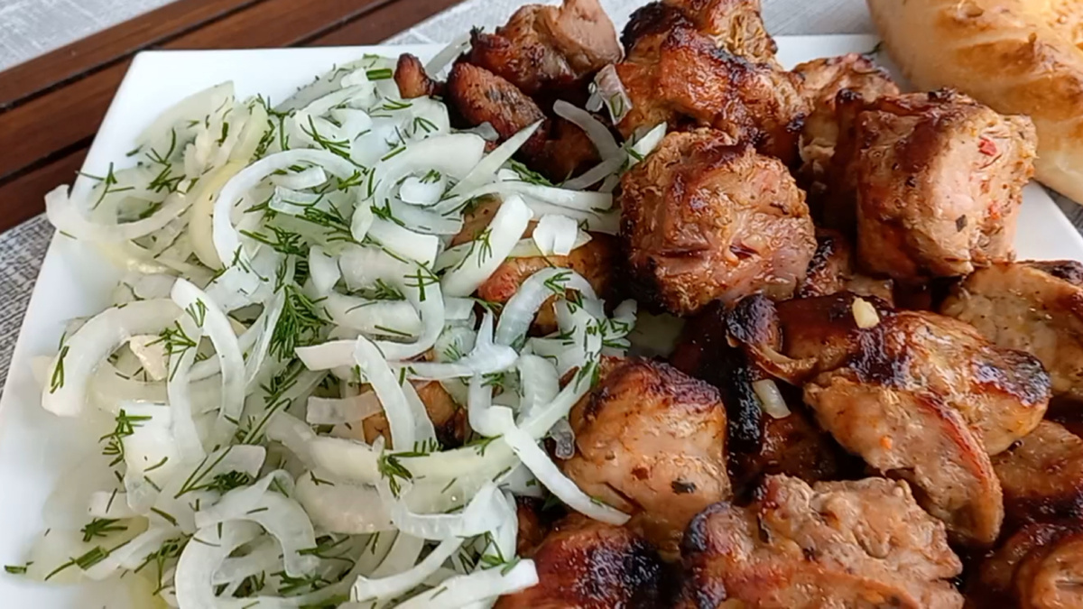 Хрустящий лук, сочное мясо и пикантный вкус — идеальное сочетание для пикника!