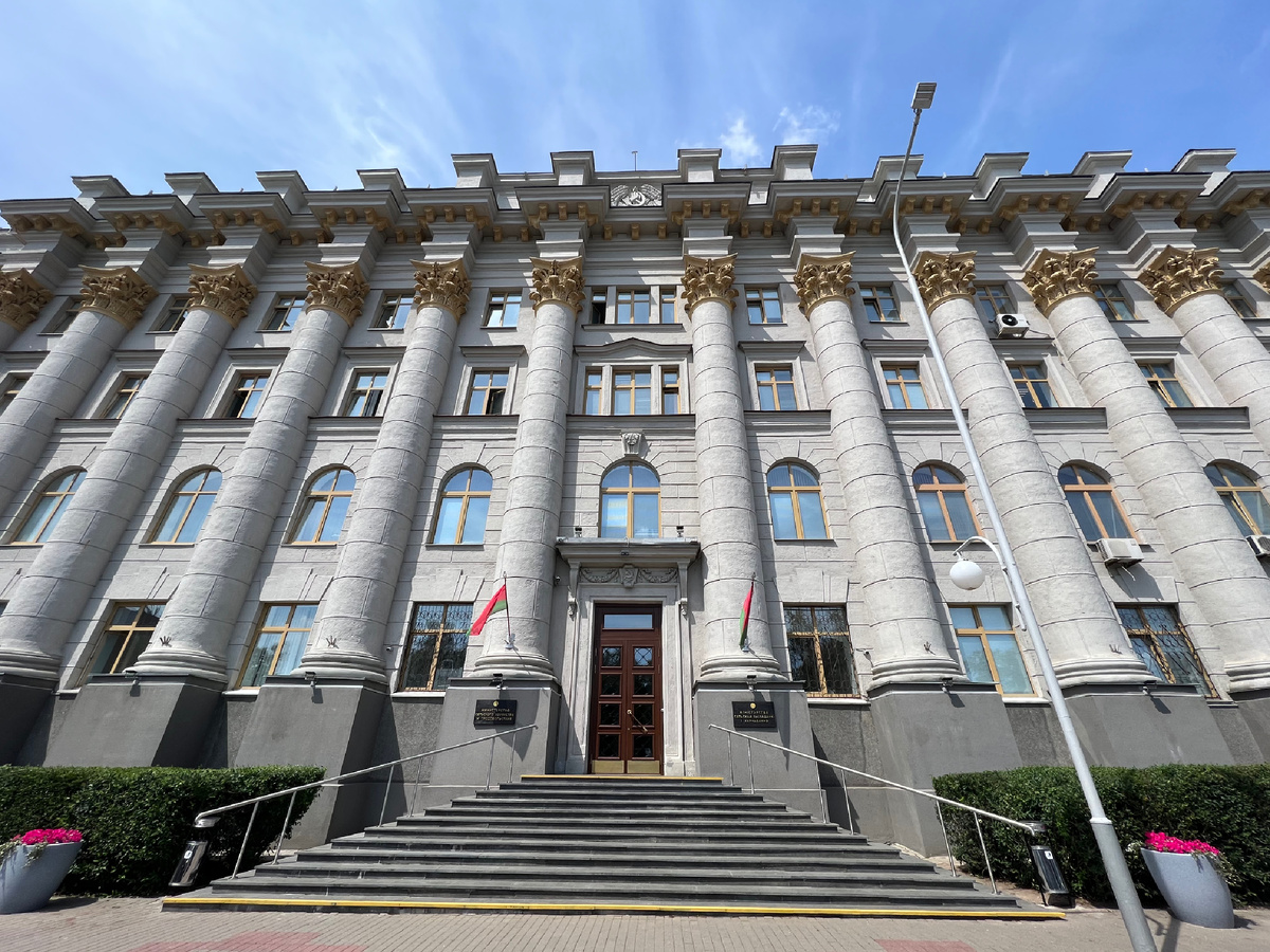 Помпезное здание Министерства