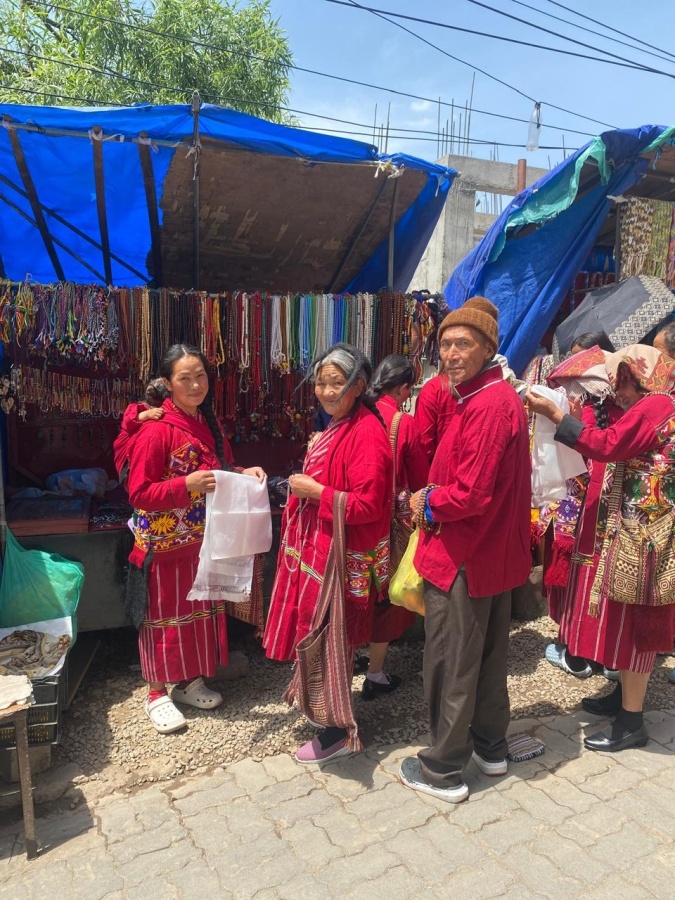 Тибетцы у торгового прилавка