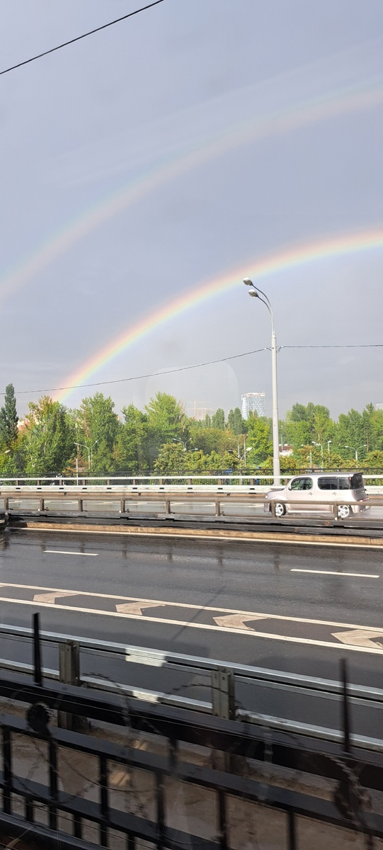 Просто двойная радуга из вагона метро