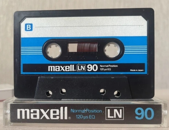 Аудиокассета Maxell LN90, ранний экземпляр с чёрным вкладышем и закруглёнными окошками под кассетные узлы (фото из просторов интернета). 