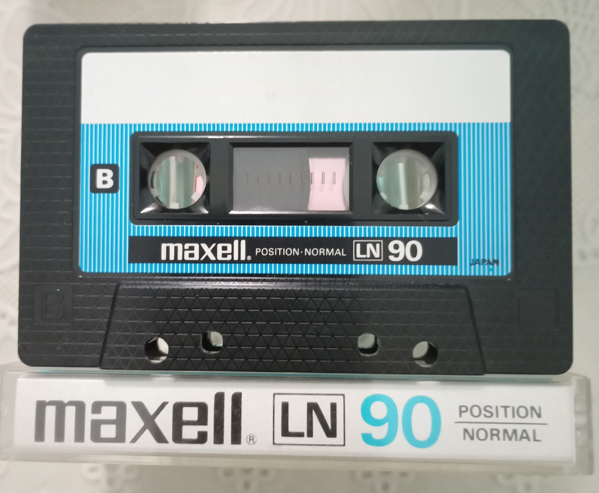 Более поздний образец 2-ой половины 80-х,  квадратные окошки и белый вкладыш (фото аудиокассеты из фонотеки автора). 