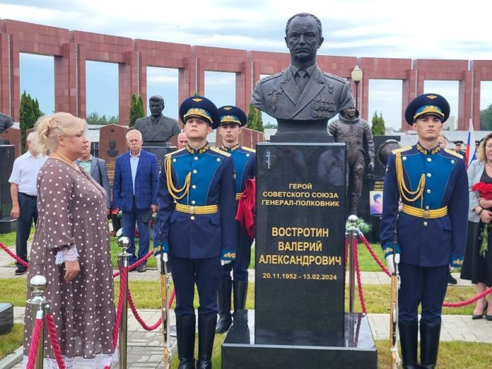 Дочь Валерия Востротина Джульетта у памятника отцу