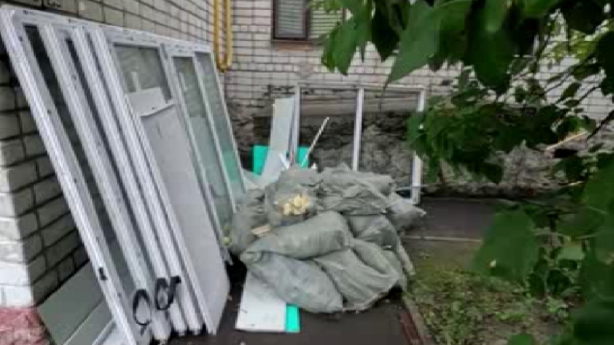    Промежуточные результаты ремонта в многоквартирном доме, пострадавшем от атаки БПЛА