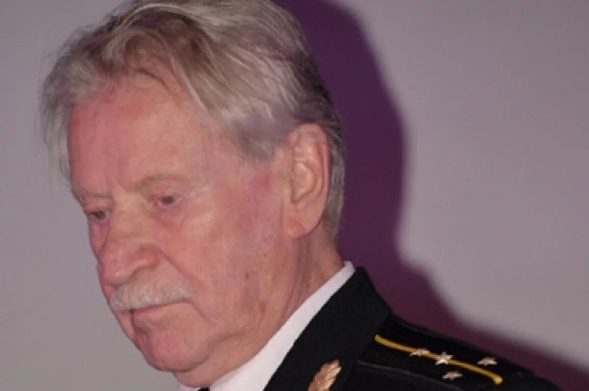    Играл царей, хотя сам из крестьян.