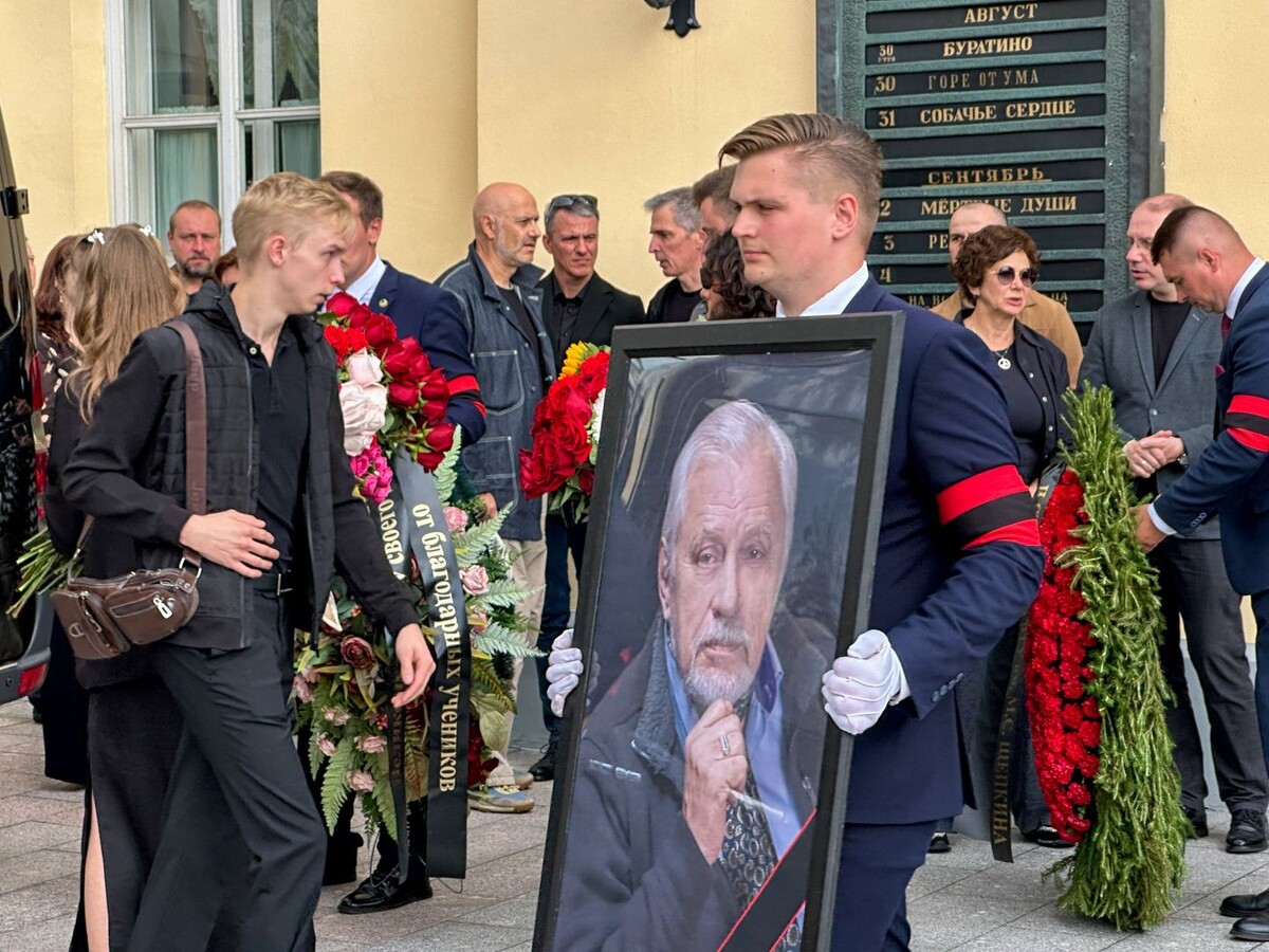    Церемония прощания с актером и режиссером, народным артистом России Владимиром Сафроновым в Государственном академическом Малом театре России. / Источник: © Агентство «Москва»