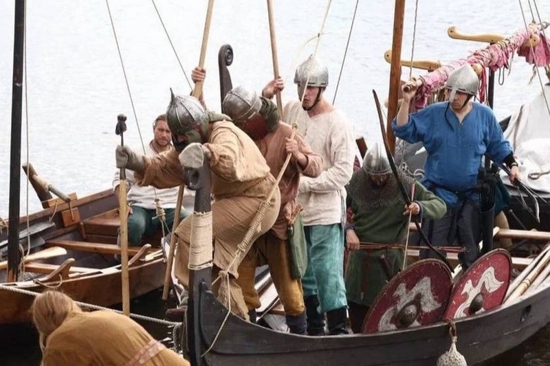    Губернатор Вологодской области посетил сегодня этнографический комплекс "Застава князей Белозерских" в Кирилловском районе, где в эти выходные проходит фестиваль "Небо славян".