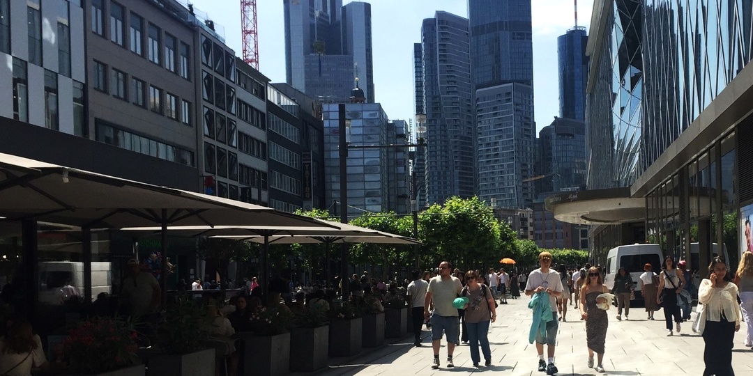 Без 5 минут невеста, немка, имитировала неприличный танец, размахивая резиновым "другом" и вызывая всеобщий восторг. Меня воротило